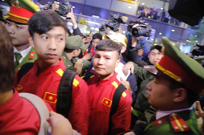 ĐT Việt Nam về nước: Thầy Park & học trò bị "bủa vây tứ phía" - 3