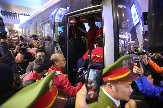 ĐT Việt Nam về nước: Thầy Park & học trò bị "bủa vây tứ phía" - 4