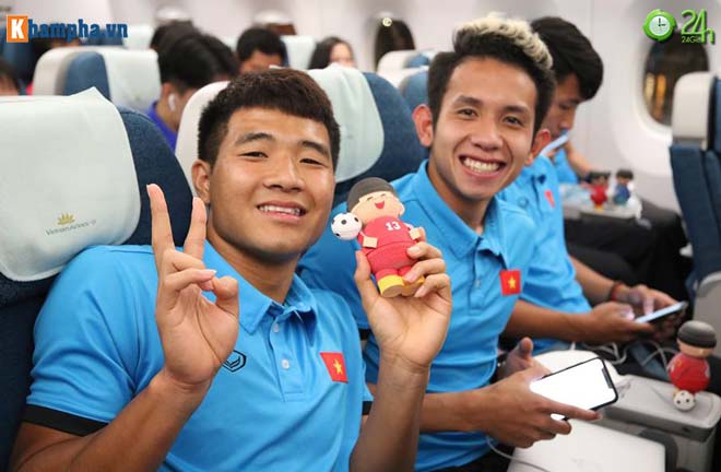 ĐT Việt Nam về nước: Thầy Park & học trò bị "bủa vây tứ phía" - 6