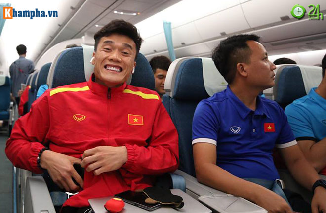 ĐT Việt Nam về nước: Thầy Park & học trò bị "bủa vây tứ phía" - 5
