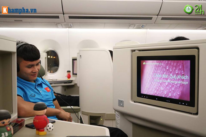 ĐT Việt Nam về nước: Thầy Park & học trò bị "bủa vây tứ phía" - 7