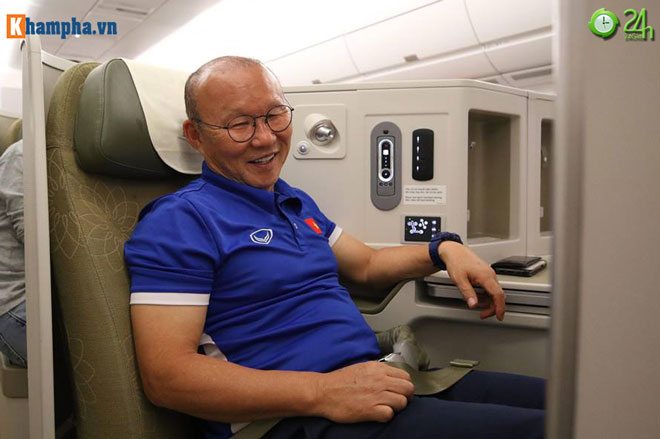 ĐT Việt Nam về nước: Thầy Park & học trò bị "bủa vây tứ phía" - 8