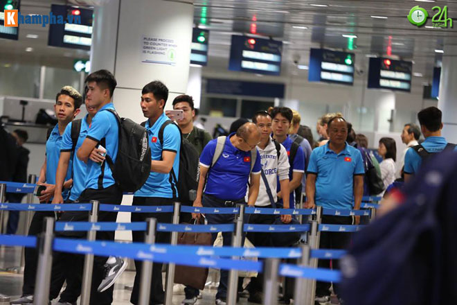 ĐT Việt Nam về nước: Thầy Park & học trò bị "bủa vây tứ phía" - 9