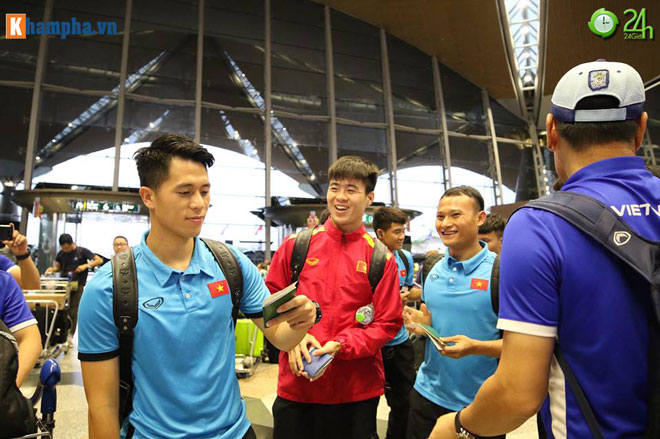 ĐT Việt Nam về nước: Thầy Park & học trò bị "bủa vây tứ phía" - 11