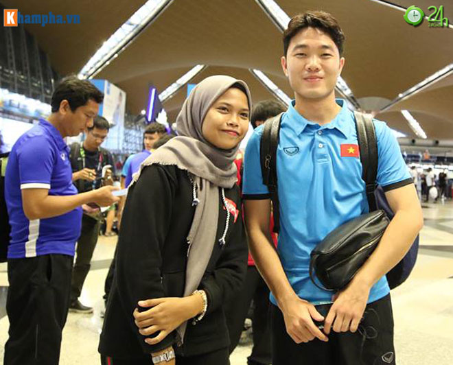 ĐT Việt Nam về nước: Thầy Park & học trò bị "bủa vây tứ phía" - 12