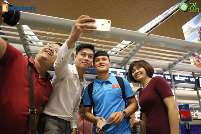 ĐT Việt Nam về nước: Thầy Park & học trò bị "bủa vây tứ phía" - 13