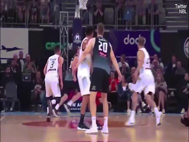 Thể thao - Cắm mặt vào điện thoại ở sân bóng: CĐV ăn cú ném "tối tăm mặt mũi"