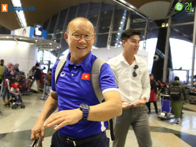 Trực tiếp đội tuyển Việt Nam về nước: Thầy trò tươi cười, quyết nâng cúp vàng