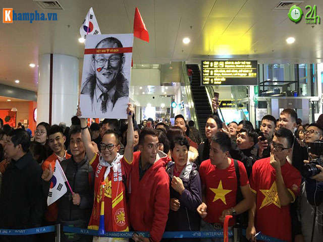 Bóng đá - ĐT Việt Nam về nước: Fan bất chấp mưa rét nhiệt tình chào đón