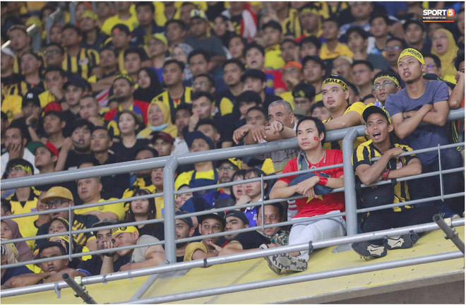 CĐV dũng cảm nhất trận CK lượt đi nói gì khi ngồi giữa fan Malaysia - 1
