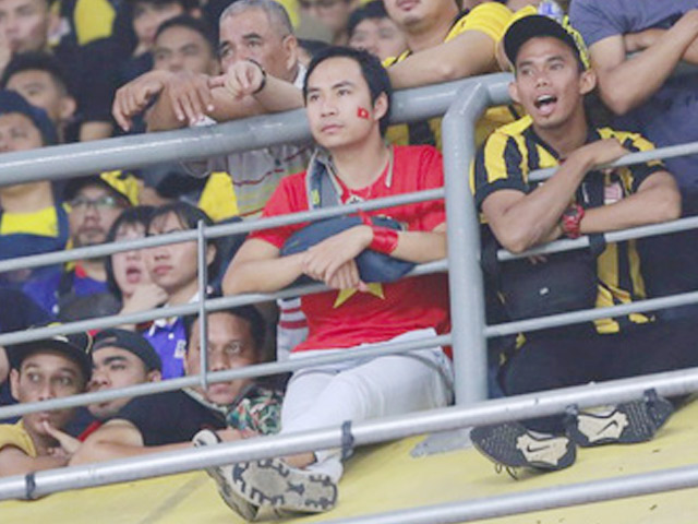 CĐV dũng cảm nhất trận CK lượt đi nói gì khi ngồi giữa fan Malaysia