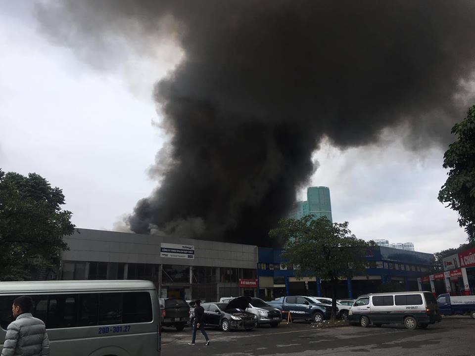 Cháy lớn tại xưởng sửa chữa ô tô sau trụ sở VFF, cột khói bốc cao nghi ngút - 3