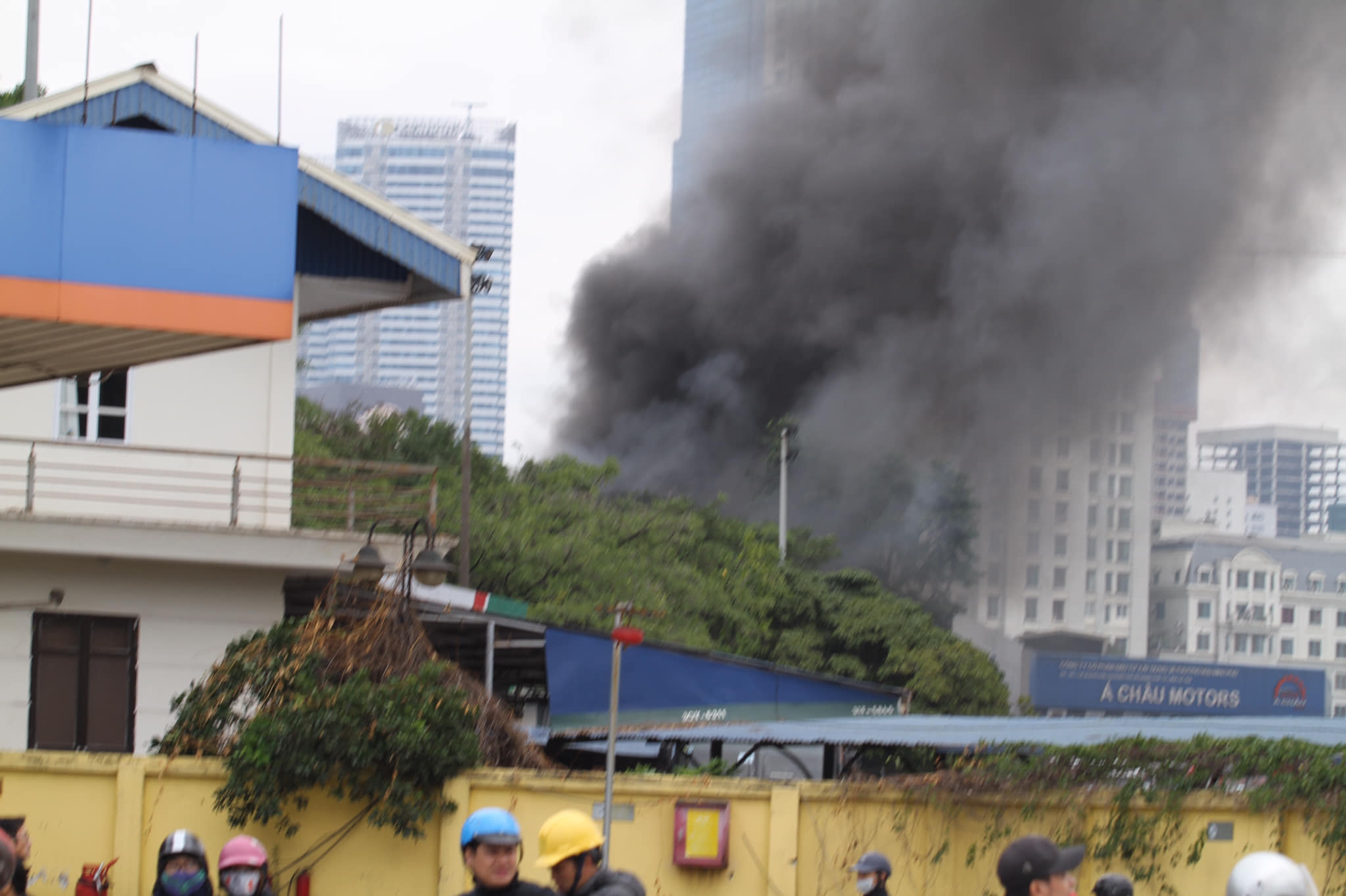 Cháy lớn tại xưởng sửa chữa ô tô sau trụ sở VFF, cột khói bốc cao nghi ngút - 4