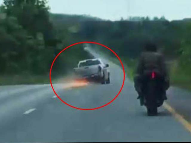 Thế giới xe - Video cảnh sát rượt tội phạm bằng mô tô như phim hành động Hollywood