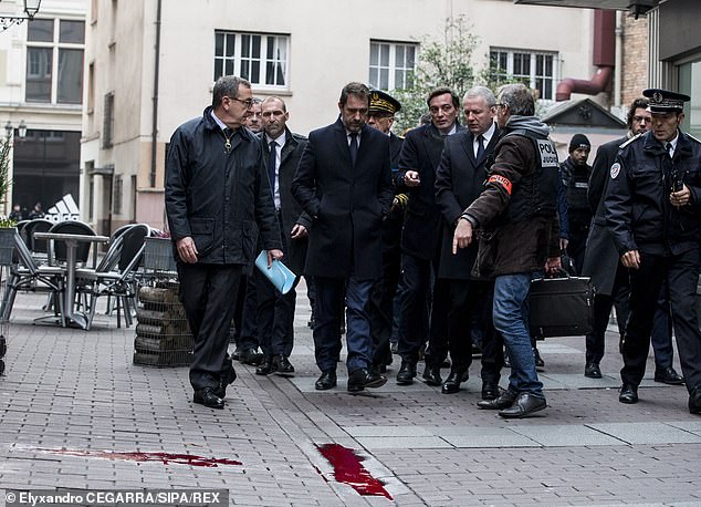 IS tung ảnh khống chế ông già Noel ngay trước vụ xả súng đẫm máu ở Pháp - 3