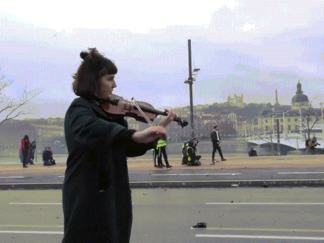 Media - Lắng nghe tiếng vĩ cầm ngân vang giữa bạo loạn ở Pháp