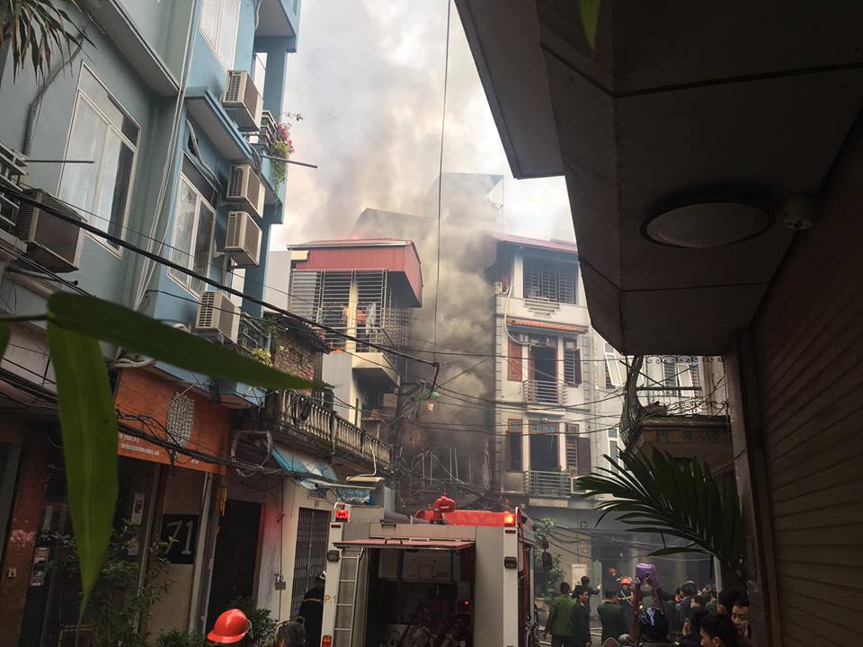 Cháy quán karaoke ở Hà Nội, dân tháo chạy tán loạn - 1