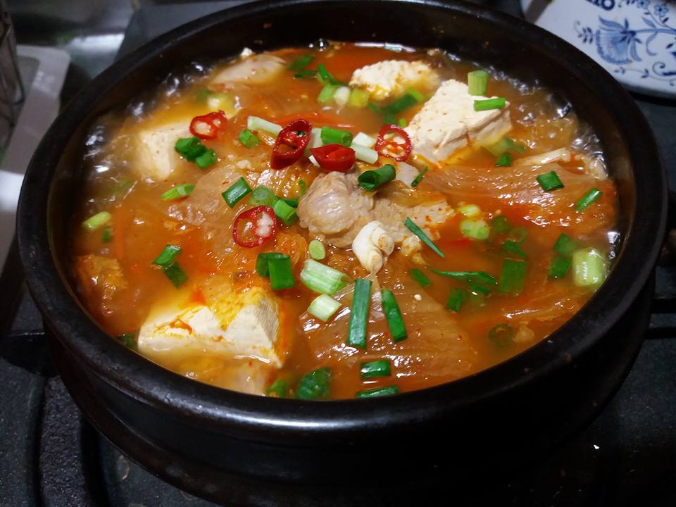 Ấm sực ngày đông nhờ những món canh cay nóng chuẩn vị Hàn - 2