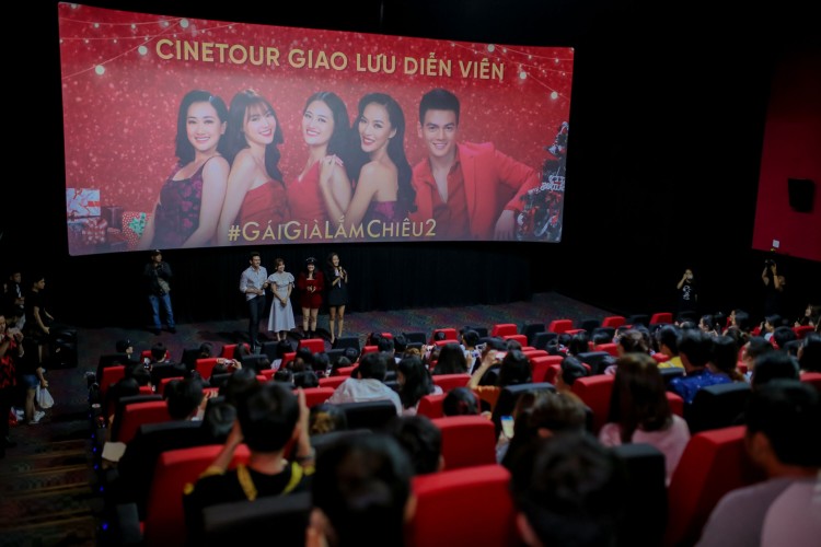 "Hội gái già săn phi công” chỉ mất 2 ngày để kiếm được 15 tỷ phòng vé - 2