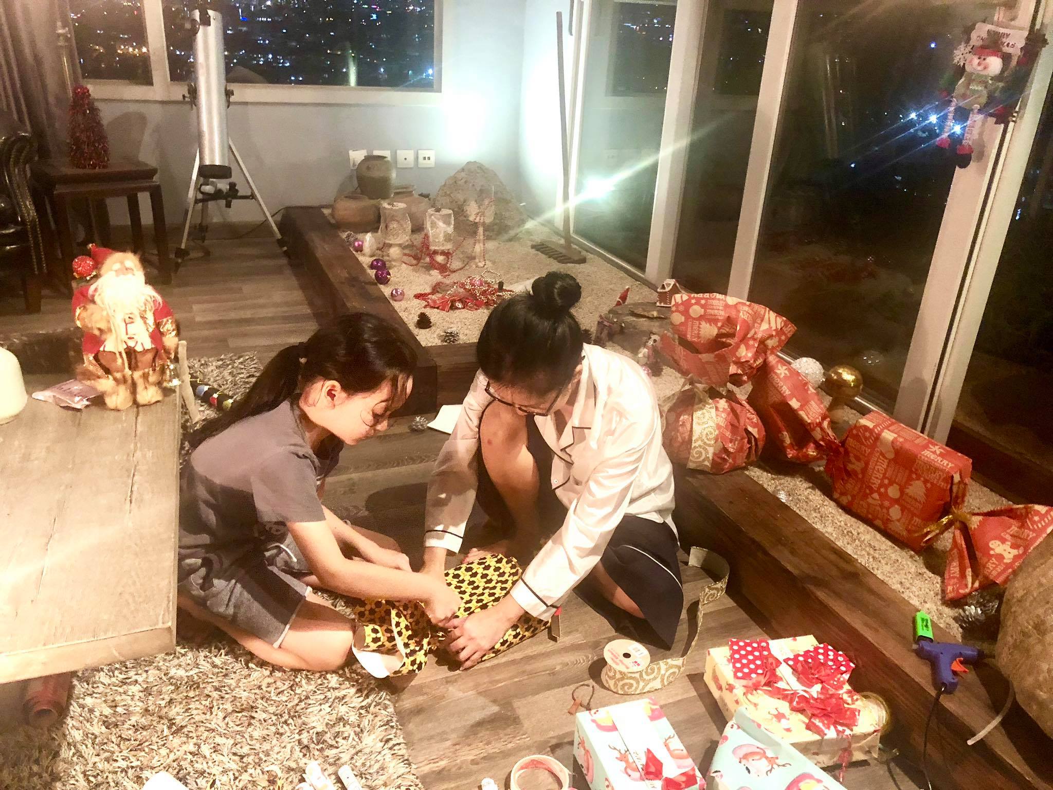 Mẹ đơn thân Hồng Nhung ngồi dạy con làm điều này để chuẩn bị Noel - 1