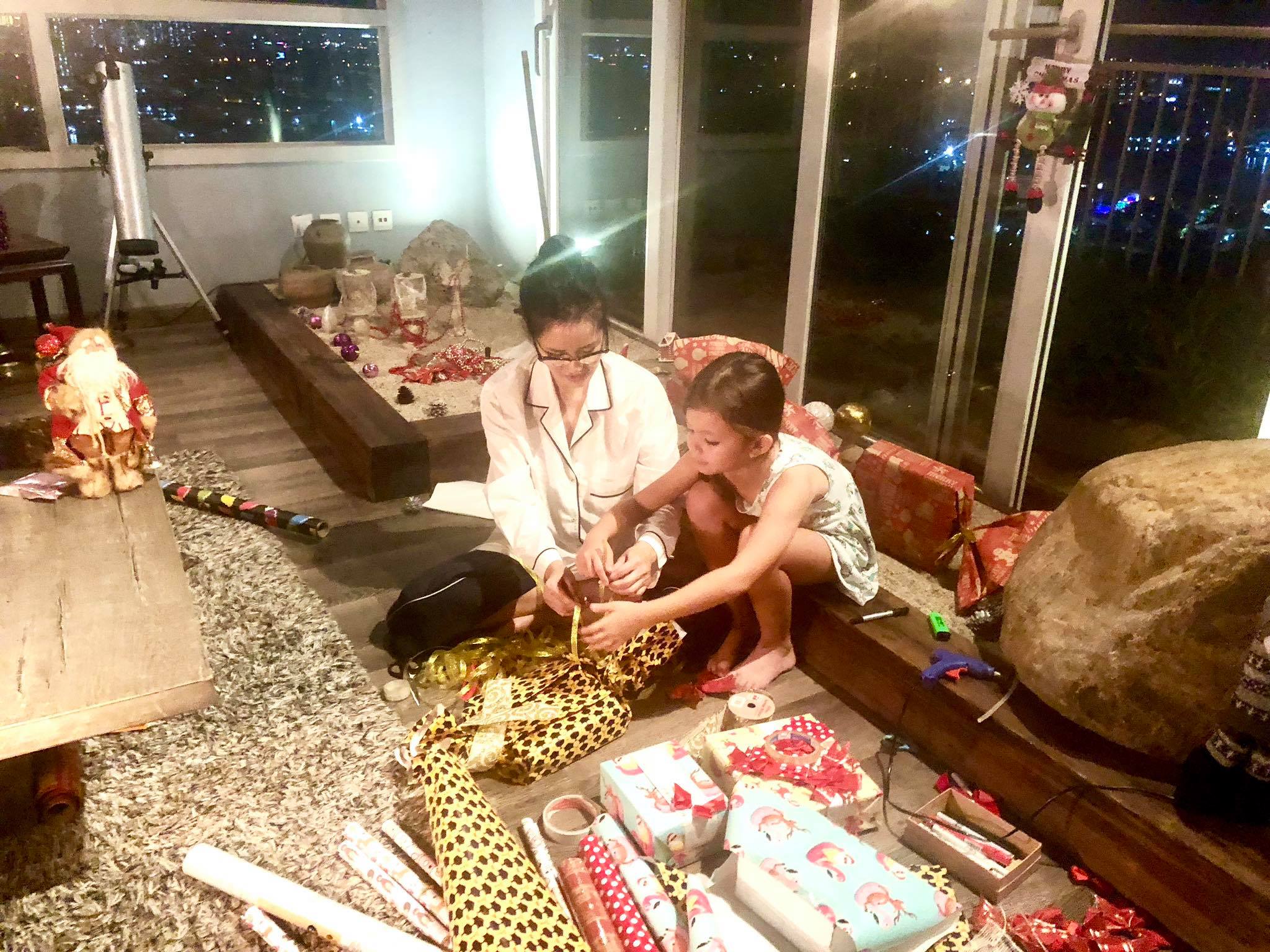 Mẹ đơn thân Hồng Nhung ngồi dạy con làm điều này để chuẩn bị Noel - 2