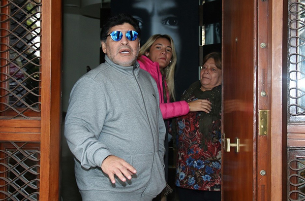 Maradona bất ngờ bị bồ trẻ kém 30 tuổi đuổi ra khỏi nhà của chính mình - 1