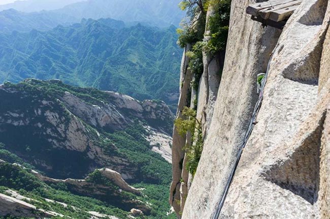 Núi Hoa Sơn cao 2154m được coi là một trong 5 ngọn núi linh thiêng ở Trung Quốc, và người dân địa phương cho biết đây cũng là một trong những ngọn núi hiểm trở nhất.