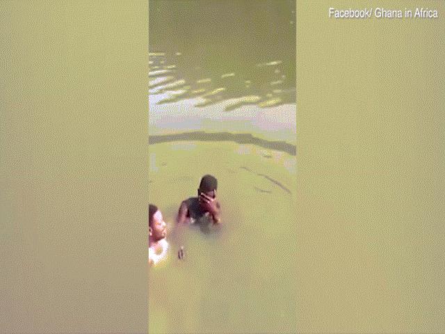 Thế giới - Video: Xuống nước rửa tội cùng mục sư, chìm nghỉm mãi không thấy lên