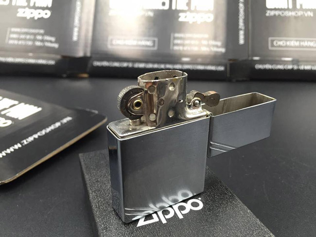 Được sản xuất bởi George G.Blaisdell – một người Mỹ vào năm 1932, Zippo nhanh chóng được trang bị cho lính chiến Mỹ. Chiếc zippo đầu tiên được sản xuất bằng crom và mạ kền.