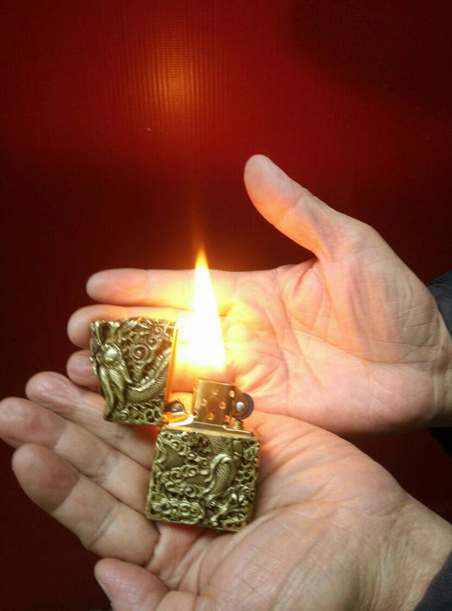 Một chiếc zippo hình rồng.