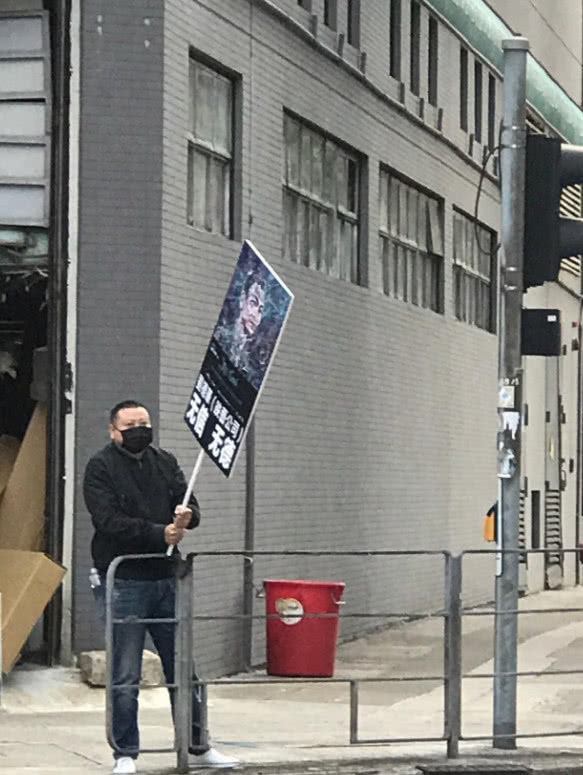 "Tài tử 4 nghìn tỷ" Lưu Đức Hoa bị người mang băng rôn tố lừa đảo - 2