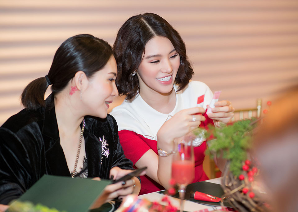 Hoa Hậu Jolie Nguyễn hóa "bà già Noel", tự tay làm quà tặng trẻ em - 4