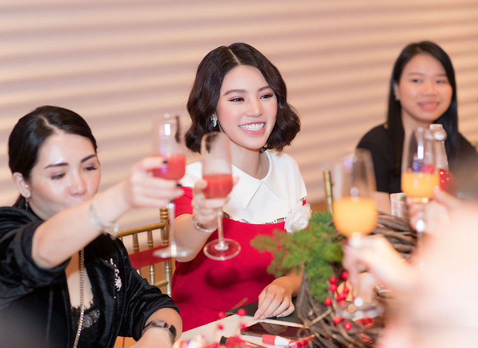 Hoa Hậu Jolie Nguyễn hóa "bà già Noel", tự tay làm quà tặng trẻ em - 6