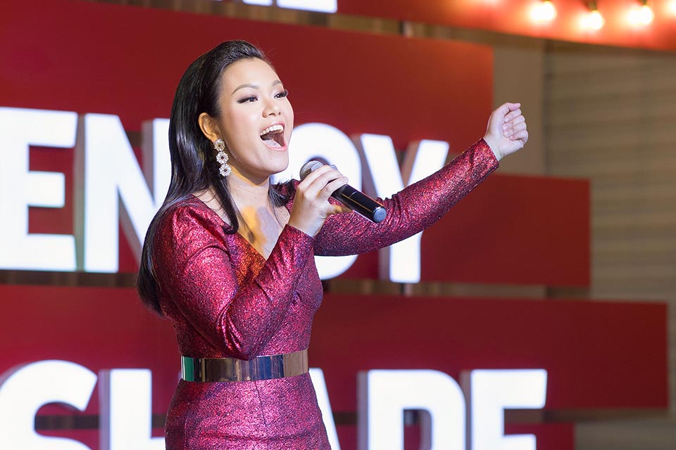 Hoa Hậu Jolie Nguyễn hóa "bà già Noel", tự tay làm quà tặng trẻ em - 8