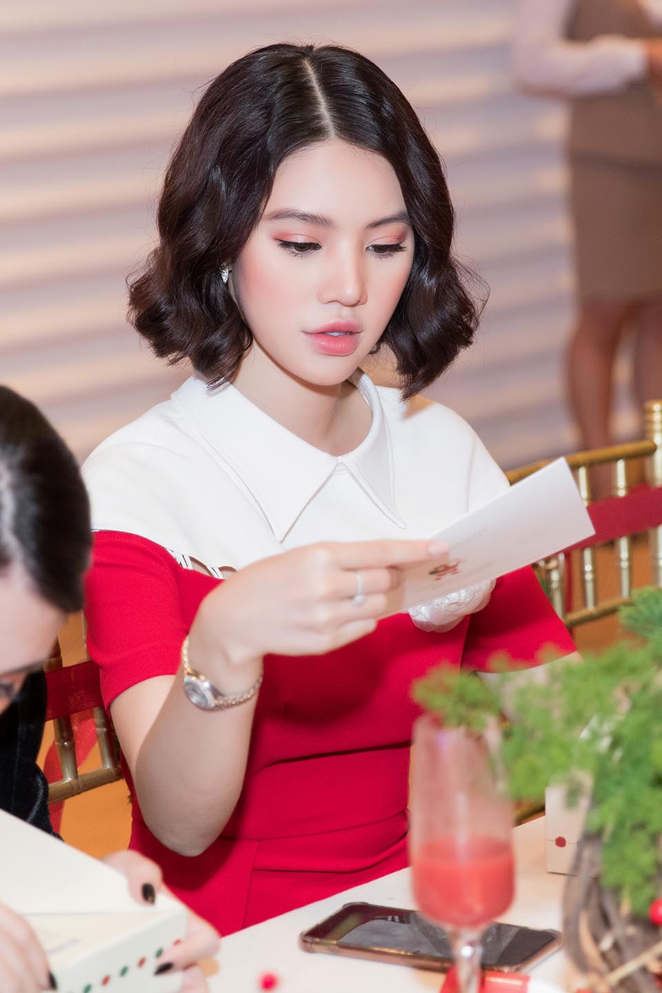 Hoa Hậu Jolie Nguyễn hóa "bà già Noel", tự tay làm quà tặng trẻ em - 3