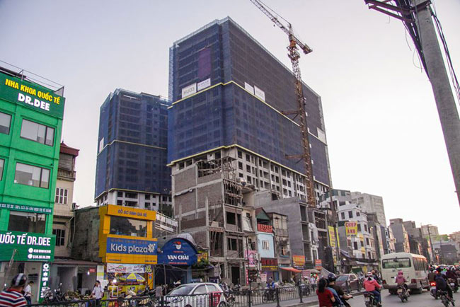 Hàng loạt cao ốc "đu bám" 2 bên đường vành đai nghìn tỷ - 10