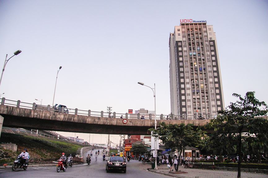 Hàng loạt cao ốc "đu bám" 2 bên đường vành đai nghìn tỷ - 4