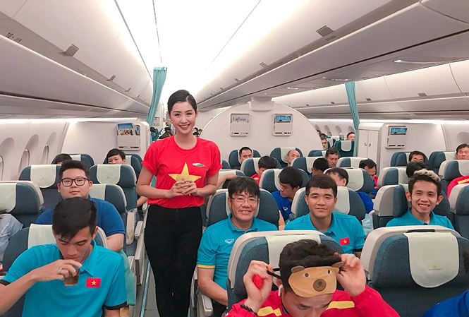 Nữ tiếp viên tiết lộ thú vị bất ngờ trên chuyên cơ chở tuyển Việt Nam - 1