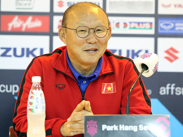 HLV Park Hang Seo cười tươi khi bị Malaysia tố dạy học trò chơi xấu