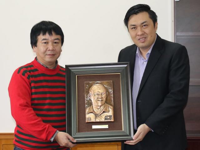 CĐV tặng quà độc, ”tiếp lửa” cho HLV Park Hang-seo