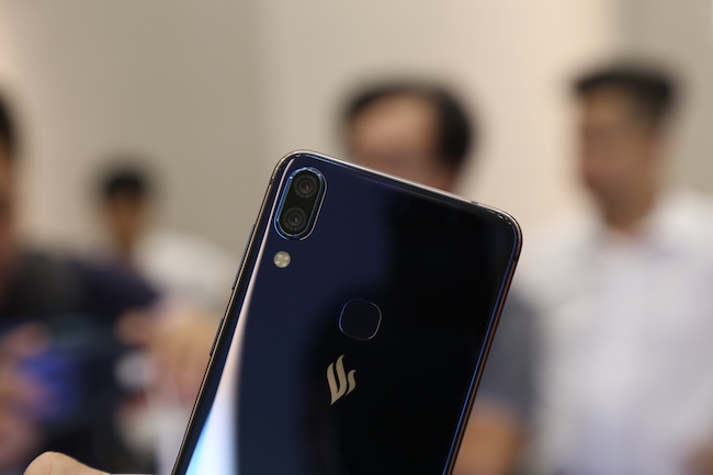 Máy được trang bị vi xử lý Snapdragon 660, RAM 6GB, ROM 64GB.