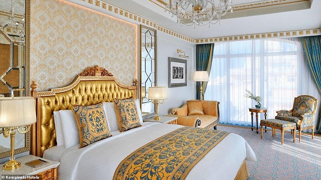 Khách sạn ở Dubai được biết đến là sang trọng và hào nhoáng bậc nhất trên thế giới.  Vì vậy, không có gì ngạc nhiên khi The Emerald Palace Kempinski với chi phí xây dựng 700 triệu USD sở hữu trần nhà dát vàng 24 karat, hơn 6.400 đèn chùm pha lê. Và tất nhiên, các phòng của khách sạn rất đắt đỏ với mức giá cao nhất hơn 160 triệu VND.