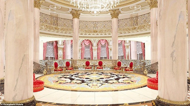 Sảnh chính lớn của khách sạn với nội thất được lấy cảm hứng từ các cung điện châu Âu trong quá khứ.