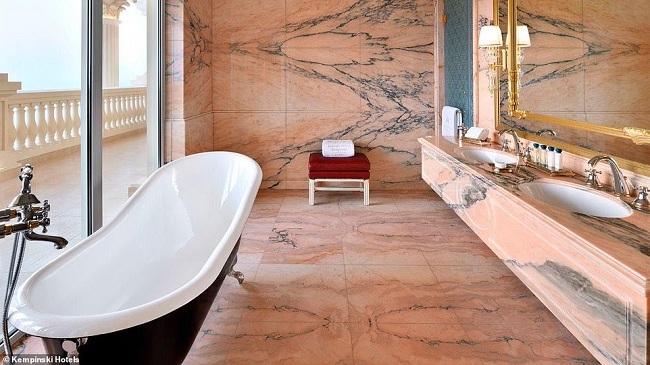 Phòng tắm có cửa sổ kính trong suốt từ trần đến sàn với tầm nhìn tuyệt đẹp ra đường chân trời của Dubai.