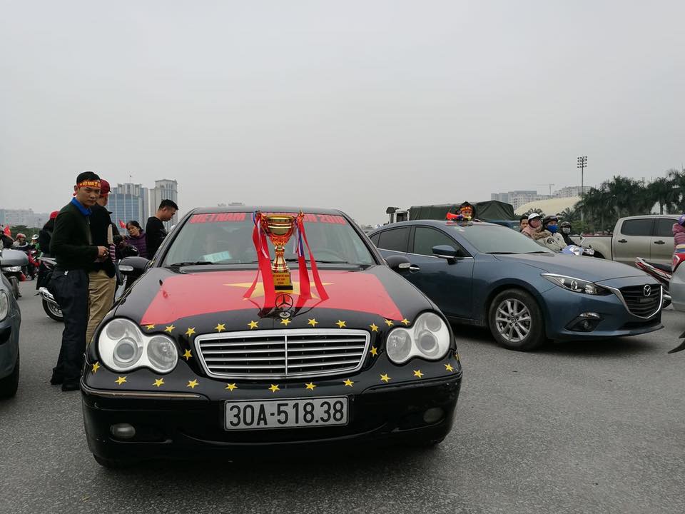 Những &#34;siêu xe&#34; độc cổ vũ tuyển Việt Nam đánh bại Malaysia - 2