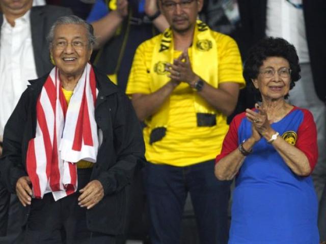 Việt Nam - Malaysia: Thủ tướng Malaysia muốn đội tuyển mang cúp vàng về nước