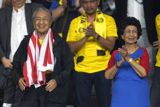 Việt Nam - Malaysia: Thủ tướng Malaysia muốn đội tuyển mang cúp vàng về nước - 1
