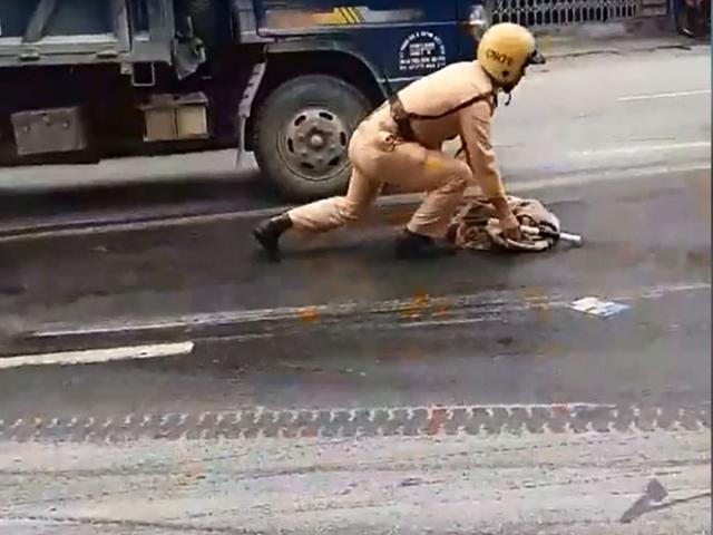 Tin tức trong ngày - CSGT cặm cụi lau dầu loang trên đường cảm thấy ngại vì bất ngờ nổi tiếng