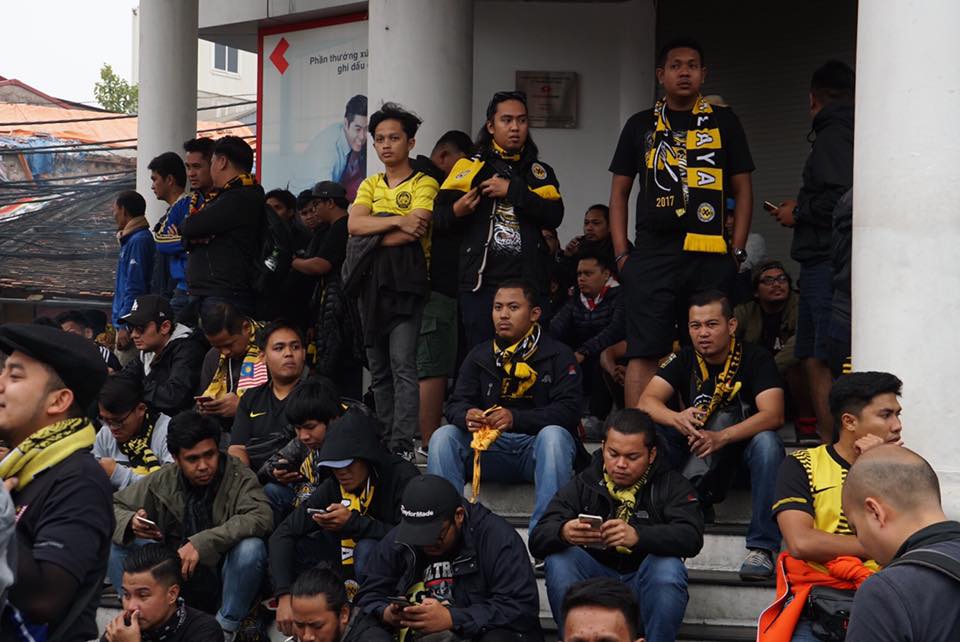 Ảnh,clip: CĐV Malaysia ngồi xe lăn cũng sang Việt Nam cổ vũ đội nhà - 4