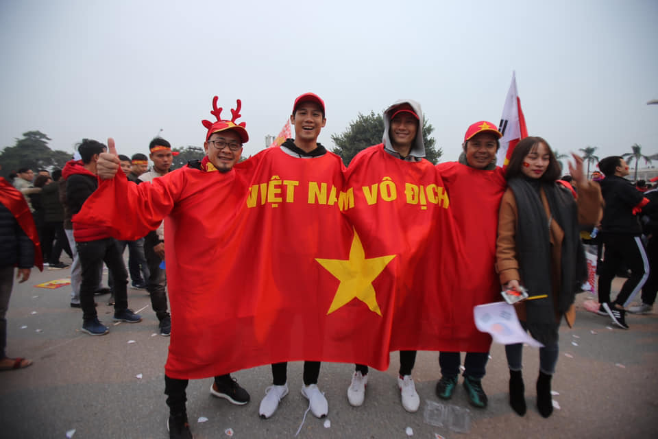 Trời rét như cắt, CĐV vẫn cởi trần, sơn kín người cổ vũ những chiến binh áo đỏ - 4